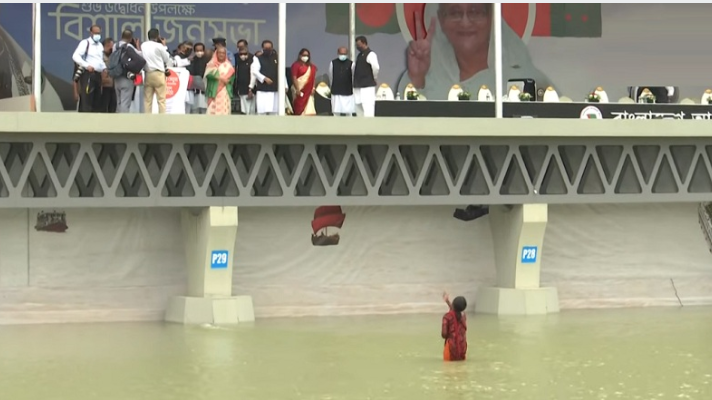 সাঁতরে গিয়ে প্রধানমন্ত্রীর সঙ্গে কথা বললেন কিশোরী
